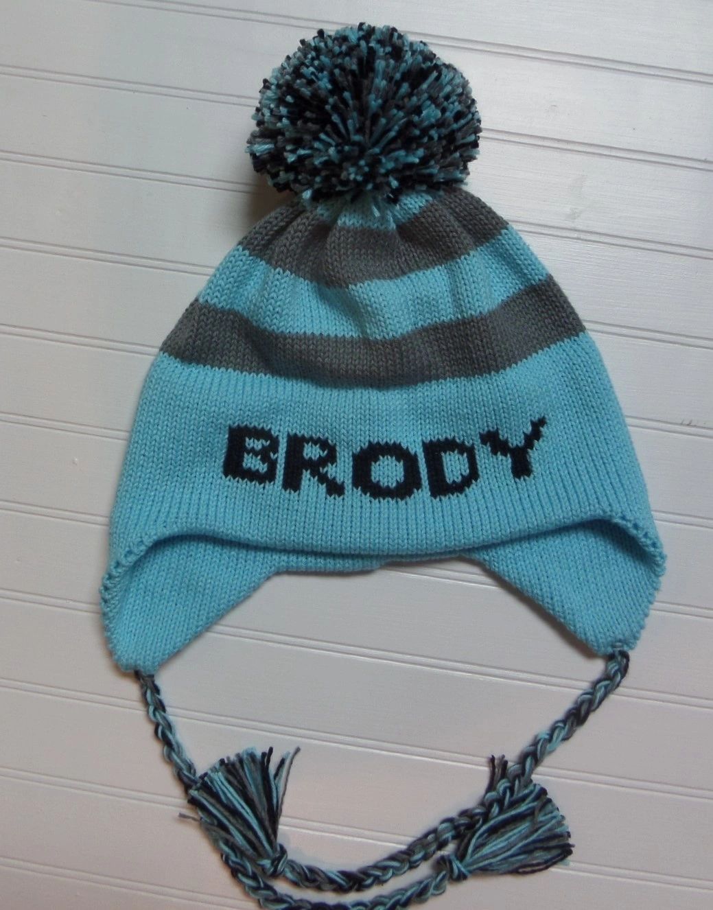 STRIPE EARFLAP WITH NAME AND POMPOM